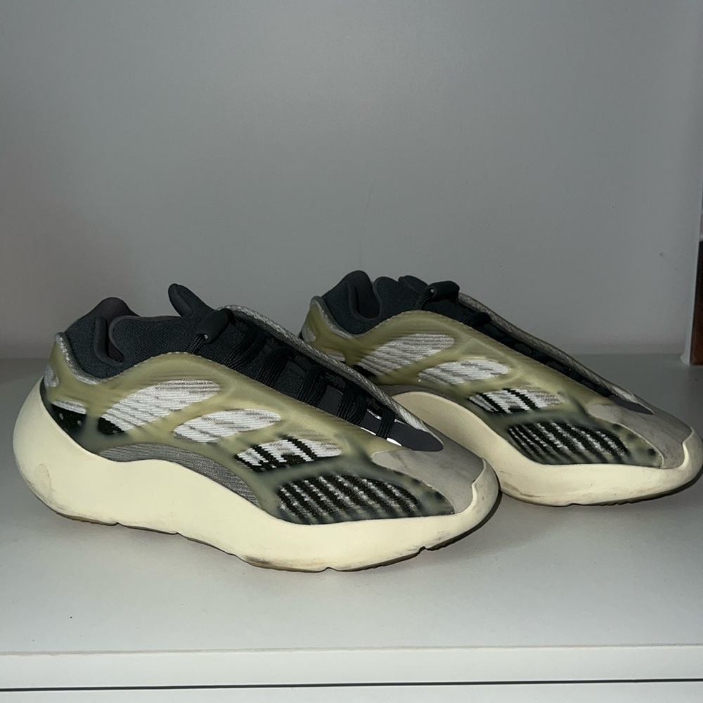 Yeezy Sneakers size 4  used 2 times